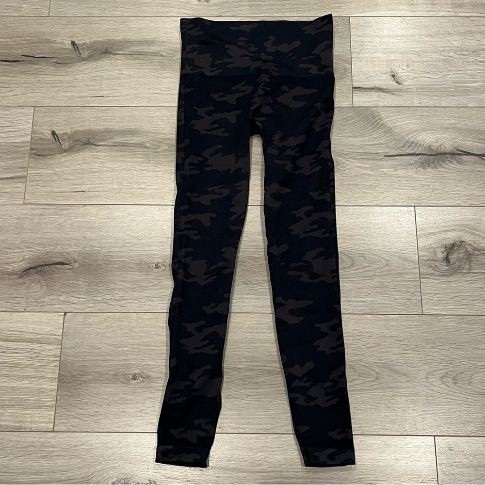 Spanx Look At Me Now Seamless Leggings Womens Small Black Gray Camo